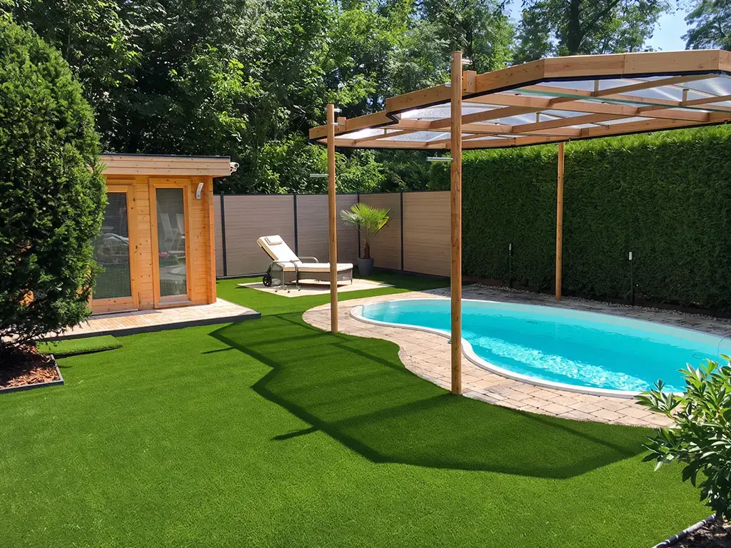 Kunstrasen im Garten mit Pool – TOP GREEN Lexikon