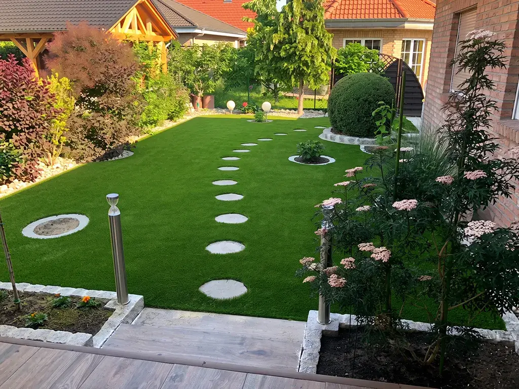 Garten mit Kunstrasen und Trittsteinen – TOP GREEN Ratgeber