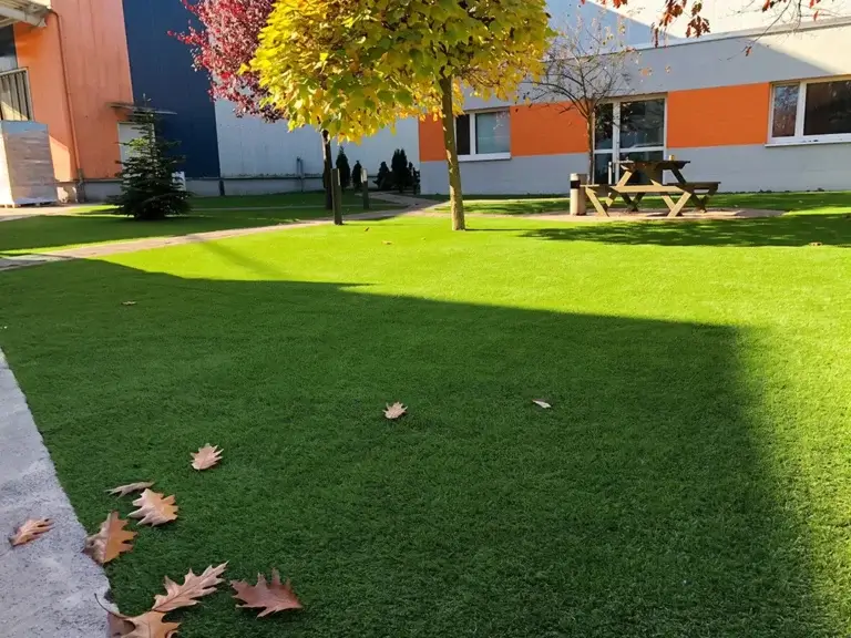 Kunstrasenfläche an einer Wohnanlage – TOP GREEN Referenz