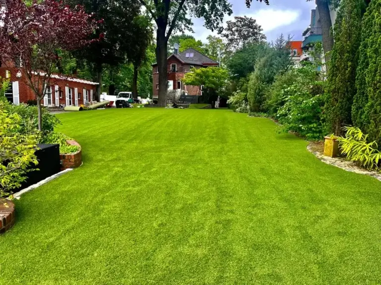 Großer Privatgarten mit Royal Grass® Kunstrasen und altem Baumbestand – TOP GREEN Referenz