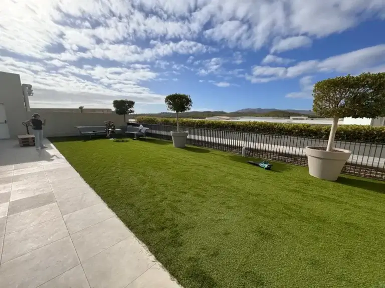 Kunstrasen auf einer Dachterrasse auf Mallorca – TOP GREEN Referenz