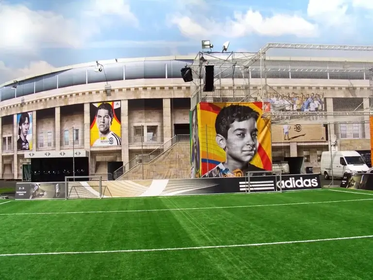 Adidas-Eventfläche mit Rasen vor einem Stadion – TOP GREEN Referenz