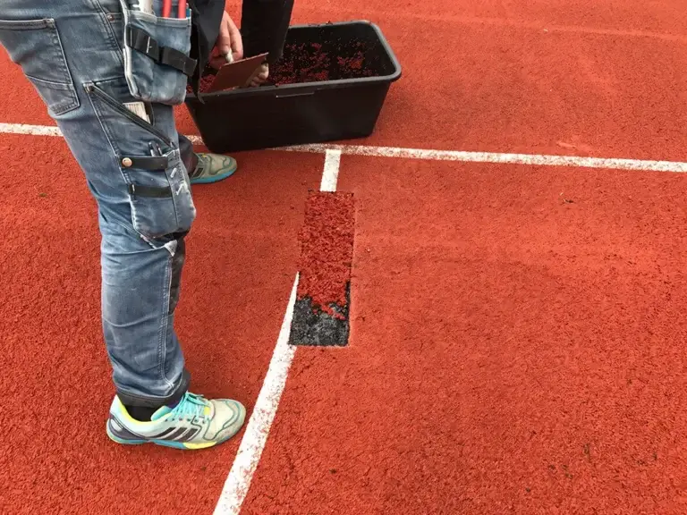 Reparatur einer Tartanbahn auf einer Sportanlage – TOP GREEN